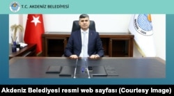 Akdeniz Kaymakamı Zeyit Şener'in “Belediye Başkan Vekili” olarak atandığının duyurulmasının ardından, belediyenin resmi internet sitesine fotoğrafı konuldu.