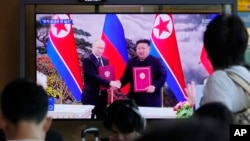 Kuzey Kore lideri Kim Jong Un ile Rusya Cumhurbaşkanı Vladimir Putin'in Pyongyang'daki görüşmesinden görüntü- 21 Haziran 2024 (ARŞİV).